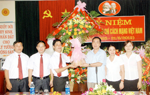 Đồng chí Nguyễn Văn Quang, Phó Bí thư TT Tỉnh ủy, Chủ tịch HĐND tỉnh tặng hoa chúc mừng Báo Hòa Bình nhân dịp kỷ niệm 87 năm ngày Báo chí cách mạng Việt Nam.
