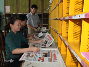 Nhân viên Bưu điện khu vực Cao Phong - Tân Lạc phát hành báo đến các xã, thị trấn trên địa bàn. ảnh: H.L