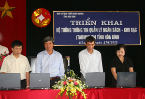 Các đồng chí lãnh đạo Vụ Tài chính TƯ và UBND tỉnh cùng lãnh đạo các sở, ngành nhấn nút khởi động triển hai hệ thống TABMIS tại tỉnh Hoà Bình.