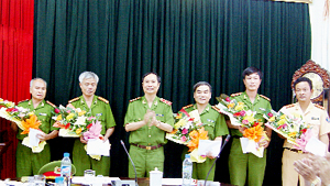 Trung tướng Phạm Quý Ngọ, UVT.Ư Đảng, Thứ trưởng Bộ Công An  khen thưởng cho các tập thể và cá nhân lập chiến công xuất sắc trong vụ án.