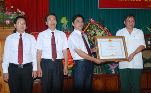 Được uỷ quyền của Thủ tướng Chính phủ,  đồng chí Hoàng Việt Cường, Bí thư Tỉnh uỷ trao Bằng khen của Thủ tướng Chính phủ cho Báo Hoà Bình.