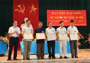 Lãnh đạo UBND huyện Đà Bắc tặng giấy khen cho các cá nhân xuất sắc trong phong trào khuyến học, khuyến tài.