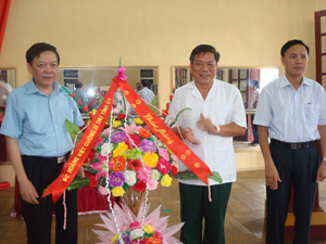 Đồng chí Hoàng Việt Cường, Bí thư Tỉnh ủy tặng lãng hoa chúc mừng ngành VH-TT&DL nhân kỷ niệm 67 năm ngày truyền thống của ngành.