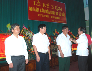 Đồng chí Trần Gia Thái, Phó Chủ tịch T.Ư Hội Nhà báo Việt Nam trao Kỷ niệm chương 