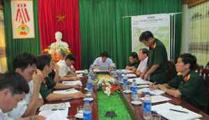 Đại diện Ban CHQS thành phố đóng góp ý về kế hoạch diễn tập chiến đấu trị an năm 2012.