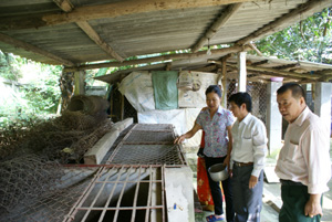 Trong quá trình học, các học viên được đi thăm quan trực tiếp mô hình chăn nuôi điển hình trên địa bàn thị trấn Đà Bắc.