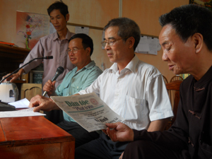Một buổi thực hiện chương trình của Trạm truyền thanh Xuân Tiến, xã Xăm Khòe.