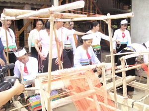 Xã Nhân Nghĩa (Lạc Sơn) duy trì và phát triển nghề dệt thổ cẩm từ sự hỗ trợ kinh phí khuyến công của tỉnh.


