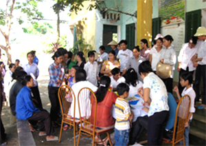 Đông đảo nhân dân xã Nam Thượng (Kim Bôi) đến tư vấn và xét nghiệm về bệnh Thalassemia.