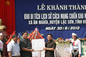 Đồng chí Bùi Đức Sòn, UVTV Tỉnh ủy, Giám đốc Công an tỉnh tặng quà cho cán bộ, nhân dân xã Ân Nghĩa (Lạc Sơn).