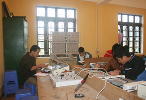 Giờ thực hành của học sinh lớp điện xí nghiệp của trường CĐ Nghề Hòa Bình.