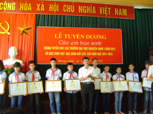 Lãnh đạo phòng GD&ĐT tặng giấy khen cho học sinh đạt giải nhất cấp huyện năm học 2011 – 2012.