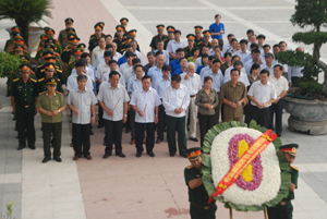Các đồng chí lãnh đạo tỉnh cùng các sở, ban, ngành, đoàn thể và thành phố Hòa Bình  dâng hương tưởng niệm tai Tượng đài Bác Hồ. 


