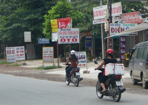 Bảng, biển quảng cáo đặt lộn xộn trên hành lang giao thông quốc lộ 6. ảnh chụp tại phố Ngọc, xã Trung Minh (TP Hòa Bình).