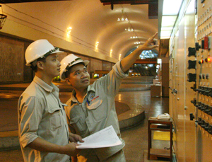 Đội ngũ kỹ sư phân xưởng vận hành Công ty Thuỷ điện Hoà Bình kiểm tra các thông số của tổ máy phát điện số1.