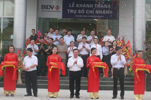 Lãnh đạo tỉnh, BIDV các doanh nghiệp cắt  băng khai trương trụ sở BIDV
