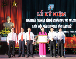Thừa ủy quyền của Chủ tịch nước, đồng chí Phạm Xuân Đương, Bí thư Tỉnh uỷ Thái Nguyên trao Huân chương Độc lập hạng Nhất cho tập thể báo Thái Nguyên.