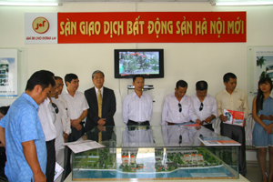 Đại diện Sàn Giao dịch BĐS Hà Nội mới khai trương đợt mở bán lần 3 – khu đô thị Cảng Chân Dê - TP Hòa Bình.