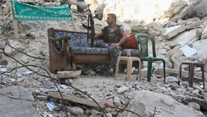 Một binh sĩ quân nổi dậy Syria tại Aleppo - Ảnh: Reuters