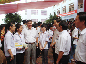 Các đồng chí: Hoàng Việt Cường, Bí thư Tỉnh uỷ; Bùi Văn Cửu, Phó Chủ tịch TT UBND tỉnh trò chuyện, trao đổi và động viên các em học sinh trước các cuộc giao lưu.
