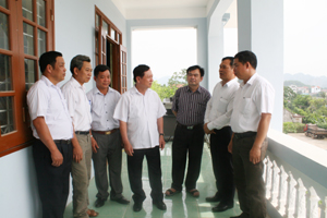 Đồng chí Bùi Văn Tỉnh, UVT.Ư Đảng, Chủ tịch UBND tỉnh trao đổi với lãnh đạo các xã và huyện Lương Sơn tại buổi làm việc.