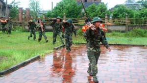 Lực lượng bộ đội thuộc Trung đoàn 43 thường trực ứng cứu tại huyện Hải Hà