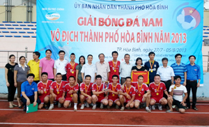 Đại diện BTC trao giải nhất cho đội bóng đá phường Tân Thịnh.