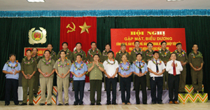 Lãnh đạo Công an tỉnh và lãnh đạo UBMTTQ Việt Nam tỉnh trao thưởng cho những tập thể, cá nhân tiêu biểu .