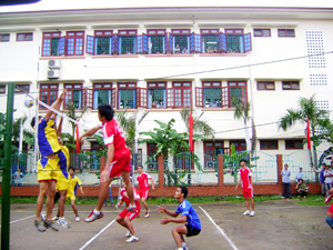 Đội tuyển bóng chuyền nam Yên Thủy (bên phải sân) tham gia giải bóng chuyền vô địch tỉnh năm 2013.