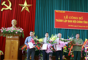 Đồng chí Hoàng Việt Cường, Bí thư Tỉnh uỷ trao Quyết định điều động và bổ nhiệm cán bộ cho lãnh đạo Ban Nội chính Tỉnh uỷ.