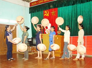 Chị Bùi Thị Thi, cán bộ văn hóa xã Liên Vũ (Lạc Sơn) hướng dẫn tập luyện cho đội múa xóm Côm tiết mục văn nghệ chuẩn bị cho hội diễn xã năm 2013.