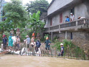 Lực lượng DQTV và nhân dân tổ 9, phường Thái Bình (TP Hòa Bình) huy động nguồn lực tại chỗ tạm thời khắc phục hậu quả mưa bão.