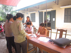 Phụ nữ xã Đồng Tâm (Lạc Thuỷ) đăng ký tham gia Chiến dịch SKSS/KHHGĐ.