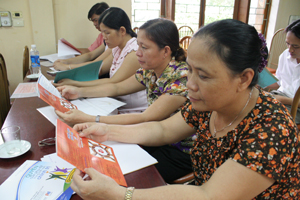 Chị em phụ nữ huyện Kỳ Sơn tham gia lớp tập huấn về công tác bình đẳng giới và tuyên truyền phổ biến pháp luật lao động năm 2013 do Sở LĐ- TB&XH tổ chức.