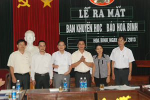 Đồng chí Đinh Văn Ổn, Tổng biên tập Báo Hoà Bình trao quyết định thành lập Ban Khuyến học cơ quan Báo Hoà Bình.