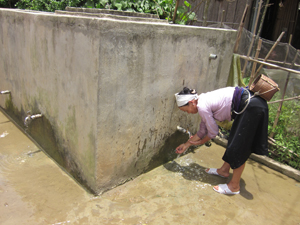 Người dân xã Lũng Vân (Tân Lạc) được hưởng lợi trực tiếp từ công trình cấp nước do Nhà nước đầu tư xây dựng.
