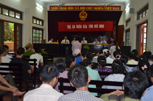 Ngày 30/7, Tòa án nhân dân tỉnh tổ chức xét xử lưu động vụ án giết người tại huyện Lạc Sơn (vụ án được thụ lý tháng 2/2013).


