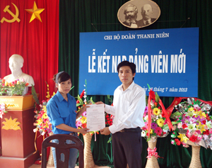 Thực hiện công tác phát triển Đảng, từ năm 2008 đến nay, huyện Lạc Sơn đã kết nạp 1.094 đoàn viên ưu tú vào Đảng. Ảnh: Lễ kết nạp đảng viên mới tại Chi bộ Văn phòng Huyện đoàn Lạc Sơn. 

 
