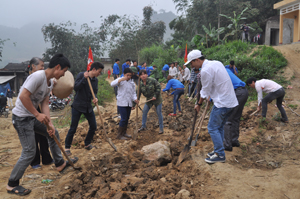 ĐVTN và nhân dân tham gia làm đường giao thông nông thôn tại xã Hợp Thịnh - Kỳ Sơn, thiết thực chung tay xây dựng NTM. 

 

