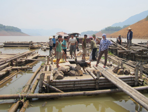 Sau thiệt hại, hàng chục hộ nuôi cá lồng xóm Bãi Sang, xã Phúc Sạn (Mai Châu) khó khăn về vốn đầu tư cho nghề nuôi trồng thủy sản.