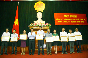 Đồng chí Trần Đăng Ninh, Phó Chủ tịch UBND tỉnh trao bằng khen của UBND tỉnh cho những tập thể có thành tích xuất sắc trong cuộc Tổng điều tra cơ sở kinh tế, hành chính, sự nghiệp năm 2012.