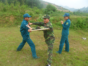 Lực lượng dân quân tự vệ huyện Kỳ Sơn được xây dựng theo hướng “Tinh gọn, rộng khắp”.  Ảnh: Huấn luyện dân quân tự vệ năm 2013.

