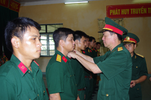 Đại tá Nguyễn Văn Hùng, Chính uỷ Bộ CHQS tỉnh gắn quân hàm cho các học viên tốt nghiệp.

