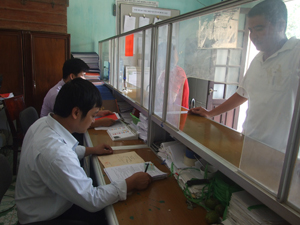 Cán bộ Văn phòng đăng ký QSD đất huyện Tân Lạc kiểm tra hồ sơ cấp GCN của công dân.

