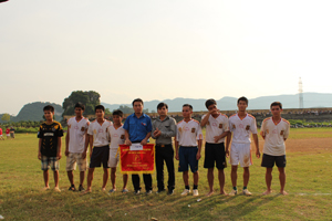 BTC trao giải 3 cho đội xã Đông Phong.

