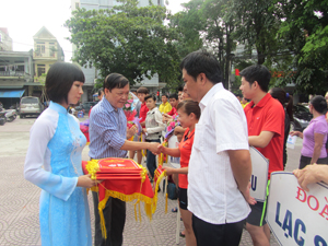 Đồng chí Bùi Ngọc Lâm – Giám đốc Sở Văn hoá, Thể thao và Du lịch trao cờ lưu niệm cho các đoàn tham gia giải.

 

