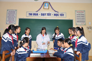 Một giờ thực hành môn hoá học của cô giáo Bùi Thị Huyền Lương (tổ KH-XH) trường TPDT Cao Phong.


