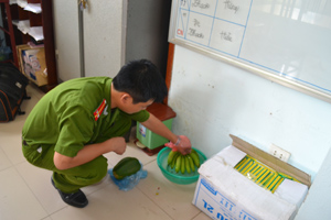 Cán bộ Đội Cảnh sát PCTP về môi trường (Công an TPHB) thử nghiệm ngâm hóa chất thúc hoa quả chín.

