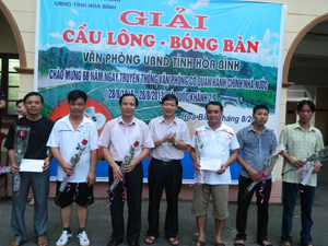 Đồng chí Bùi Văn Cửu, Phó Chủ tịch TT UBND tỉnh trao giải cho các vận động viên.
