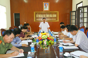 Đồng chí Bùi Văn Tỉnh, UVT.Ư Đảng, Chủ tịch UBND tỉnh phát biểu tại buổi làm việc với Sở Ngoại vụ. 

